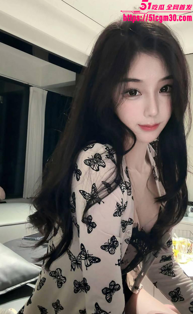 超性感御姐展示私拍 身着情趣黑丝被后入猛攻 那年的清纯再也回不去了！