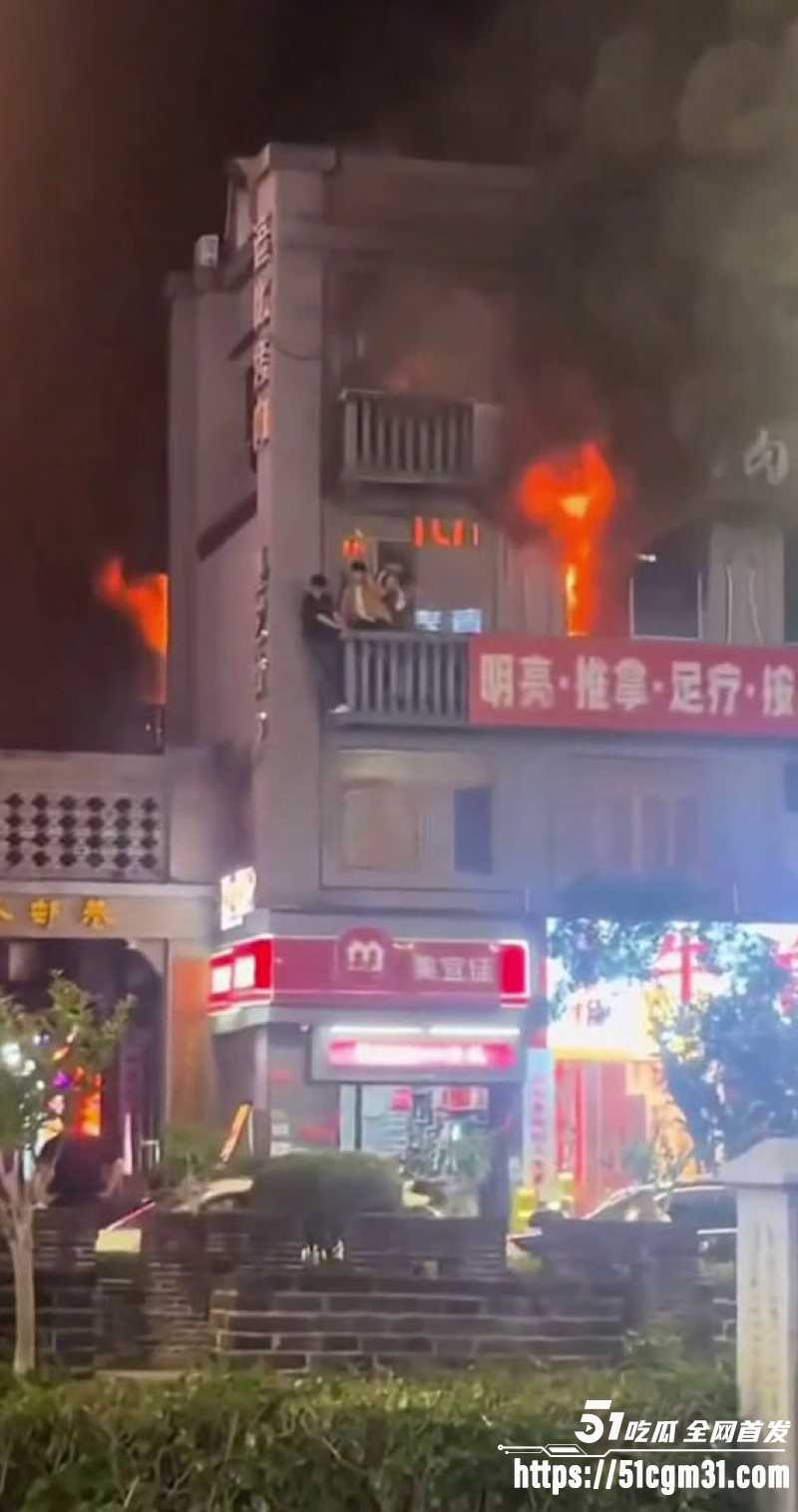 长沙黄兴足疗店着火 4