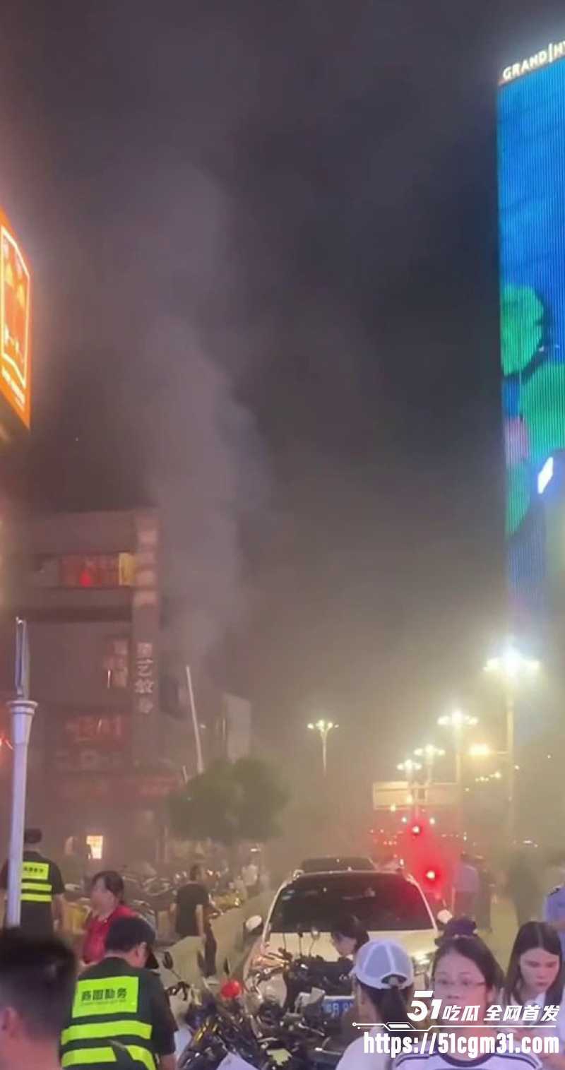 长沙黄兴足疗店着火 7
