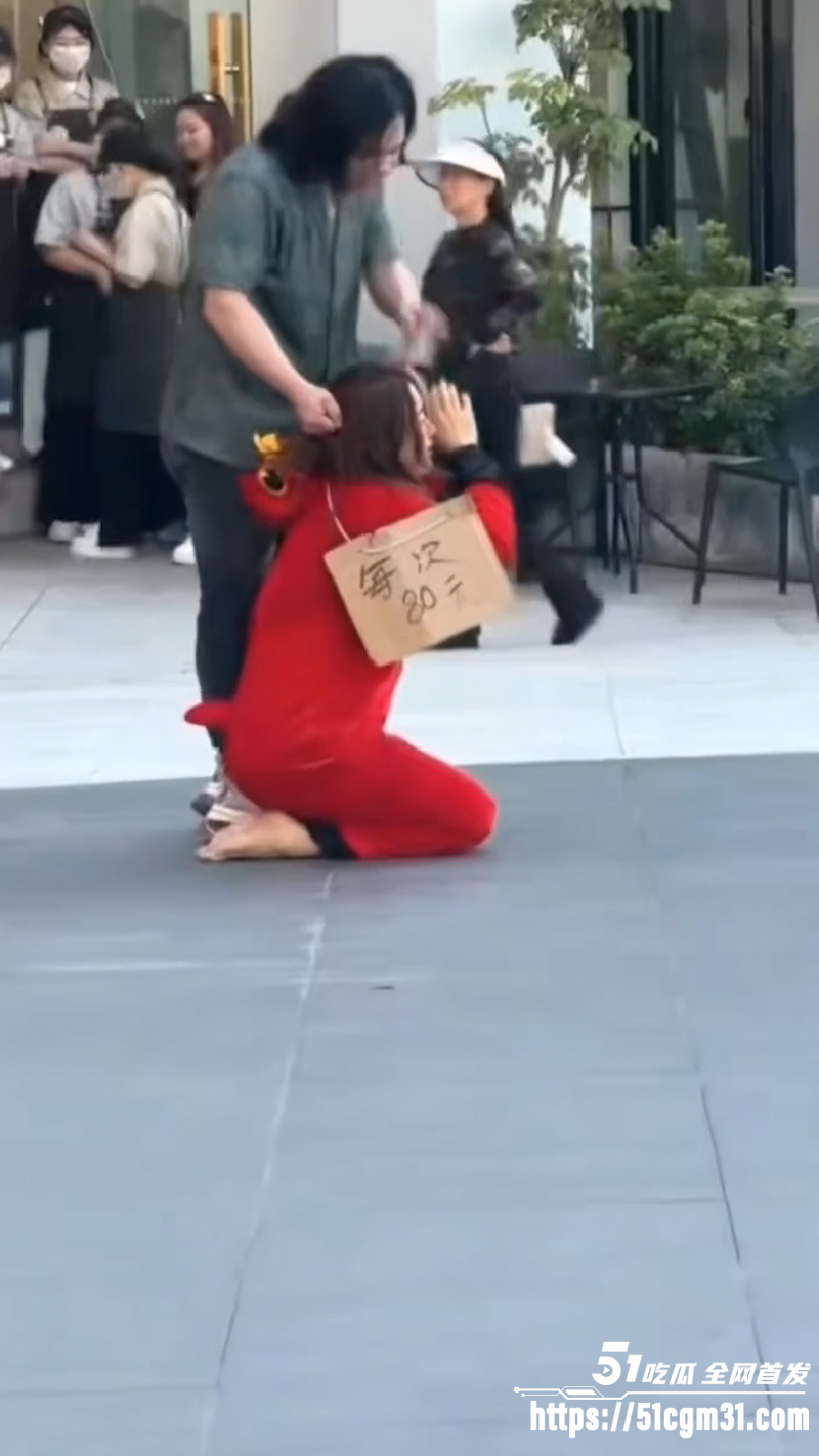 老公怒惩出轨骚妻 狗绳锁脖当街游行 4