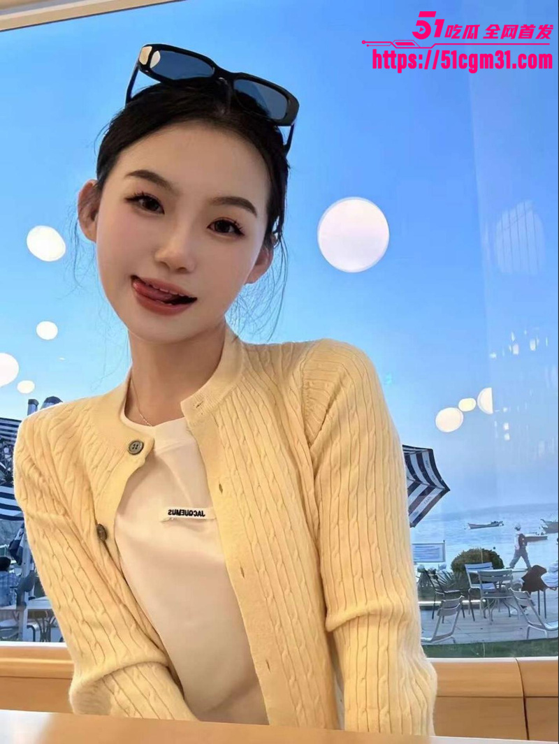 高颜值反差女神性爱自拍 闭眼吞屌声情并茂 无套抽插美脸泛起潮红