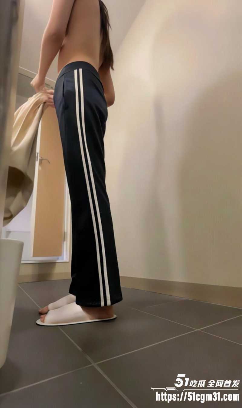 日本美女上班族 晚上浴室变淫荡母狗 扣逼自慰解压 洗澡前先爽一波！