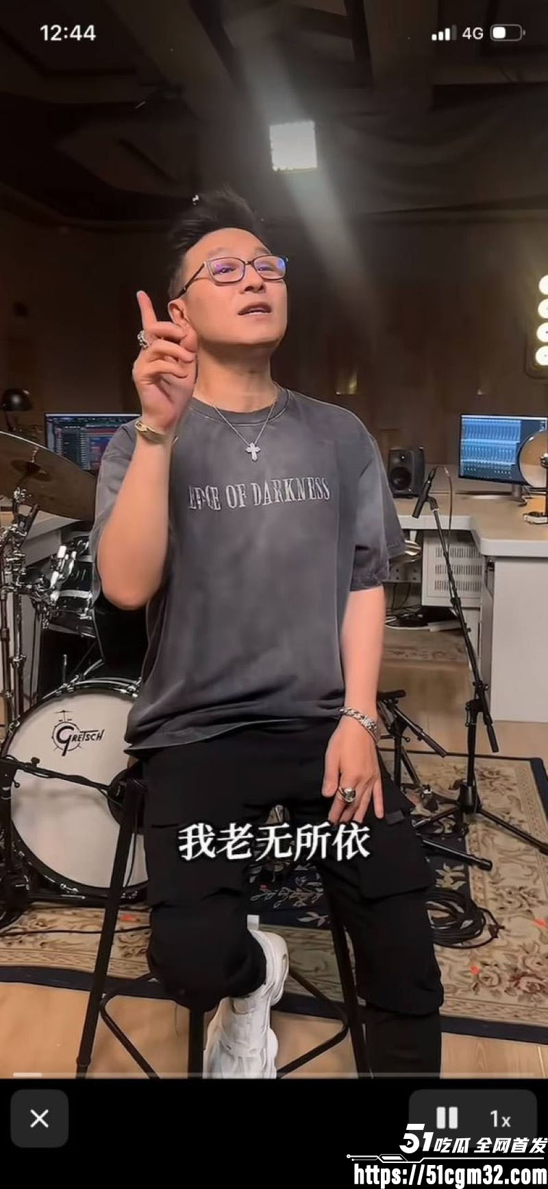 56岁汪峰深夜别墅私会神秘女子 7