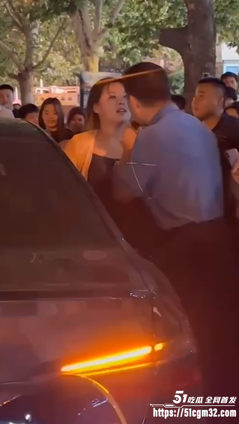 老公开原配的车载小三出行 被原配马路堵死当场抓奸 2