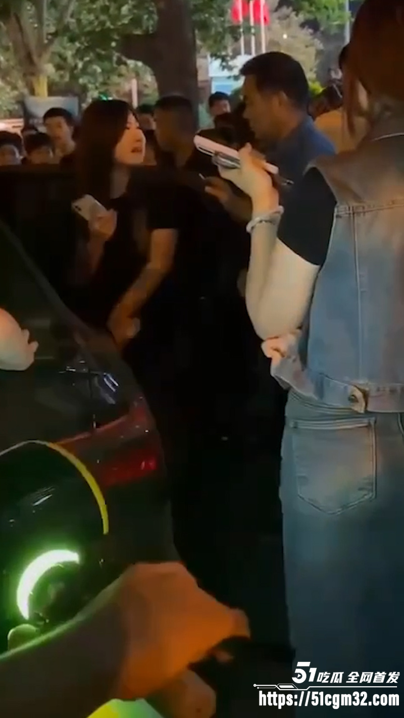 老公开原配的车载小三出行 被原配马路堵死当场抓奸 3