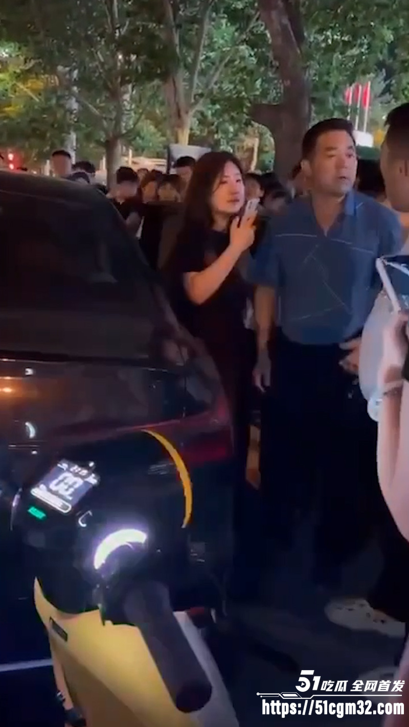 老公开原配的车载小三出行 被原配马路堵死当场抓奸 街拍视频刷爆本地朋友圈！