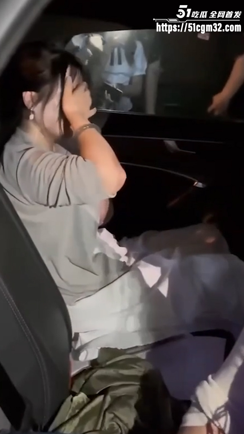 老公开原配的车载小三出行 被原配马路堵死当场抓奸 4