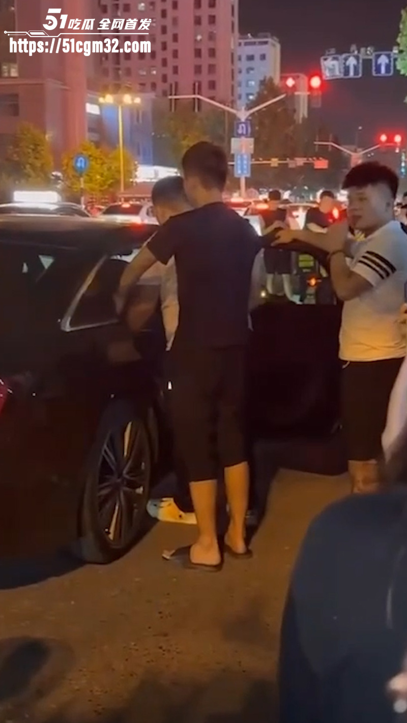 老公开原配的车载小三出行 被原配马路堵死当场抓奸 6