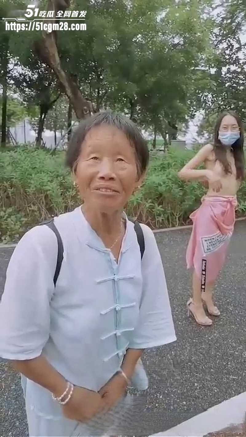 高颜值网红 冯珊珊 公园大胆露出 全裸出行向老奶奶问路 媚笑发骚欲火难耐