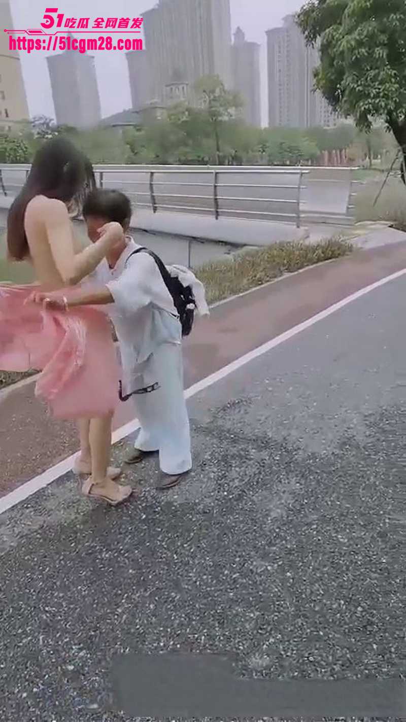 高颜值网红 冯珊珊 公园大胆露出