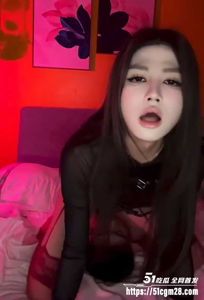 绝美伪娘沈桃桃约操健壮体育生自拍流出3拷贝