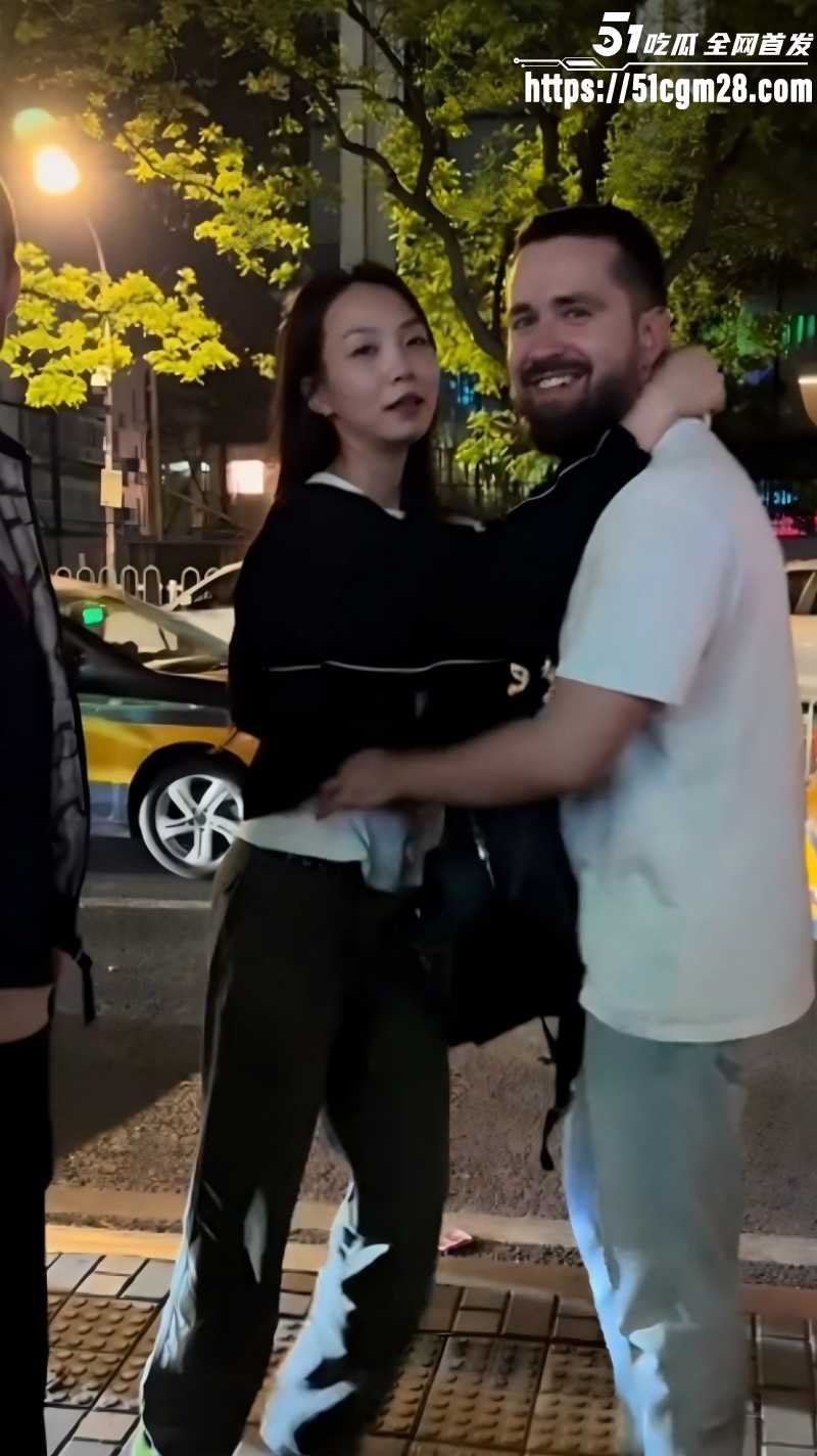 北京三里屯酒吧门口 媚洋婊当众一拖二老外 3P视频曝光 亚洲马桶果真名不虚传！