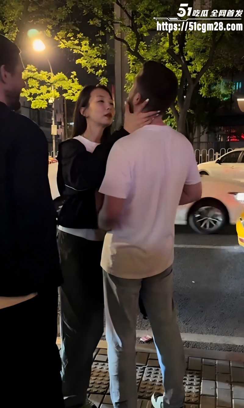 三里屯酒吧一拖二老外视频04