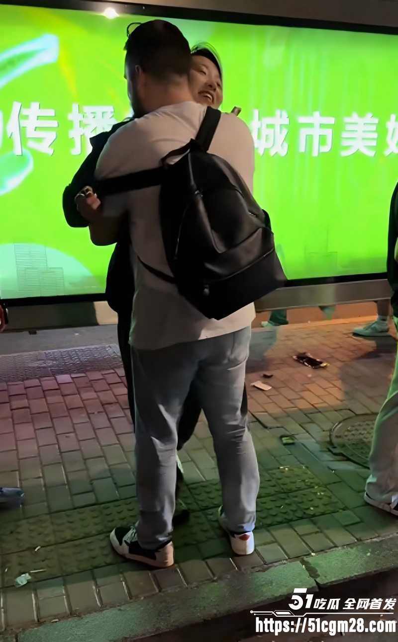 三里屯酒吧一拖二老外视频05
