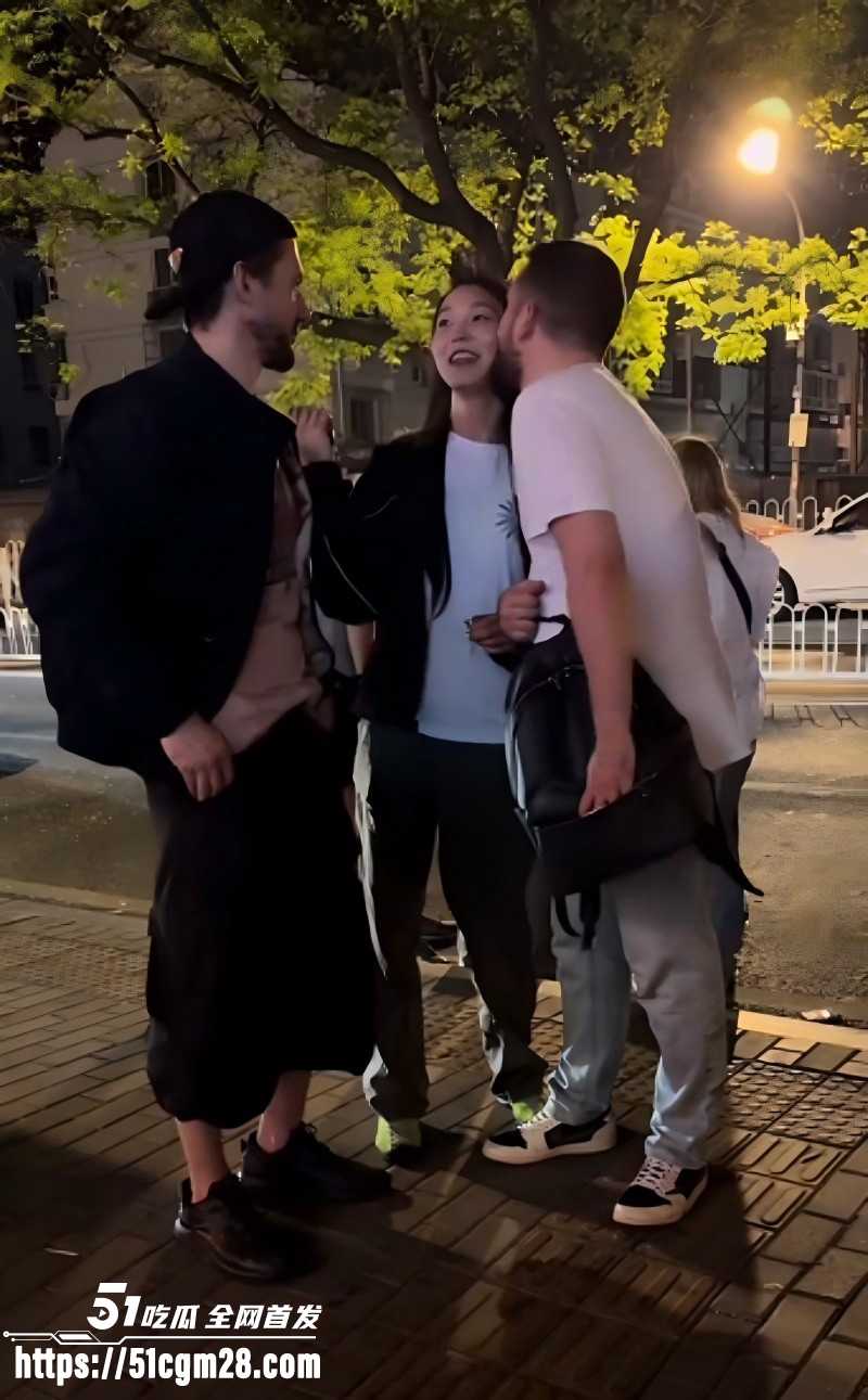三里屯酒吧一拖二老外视频02