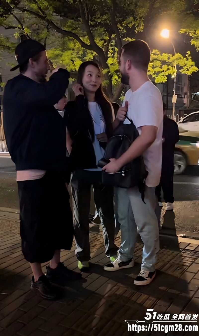 三里屯酒吧一拖二老外视频03