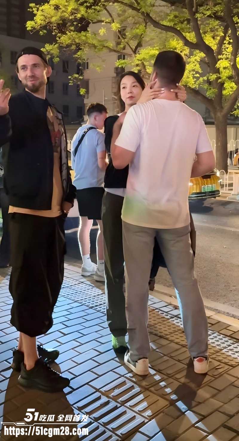 三里屯酒吧一拖二老外视频06