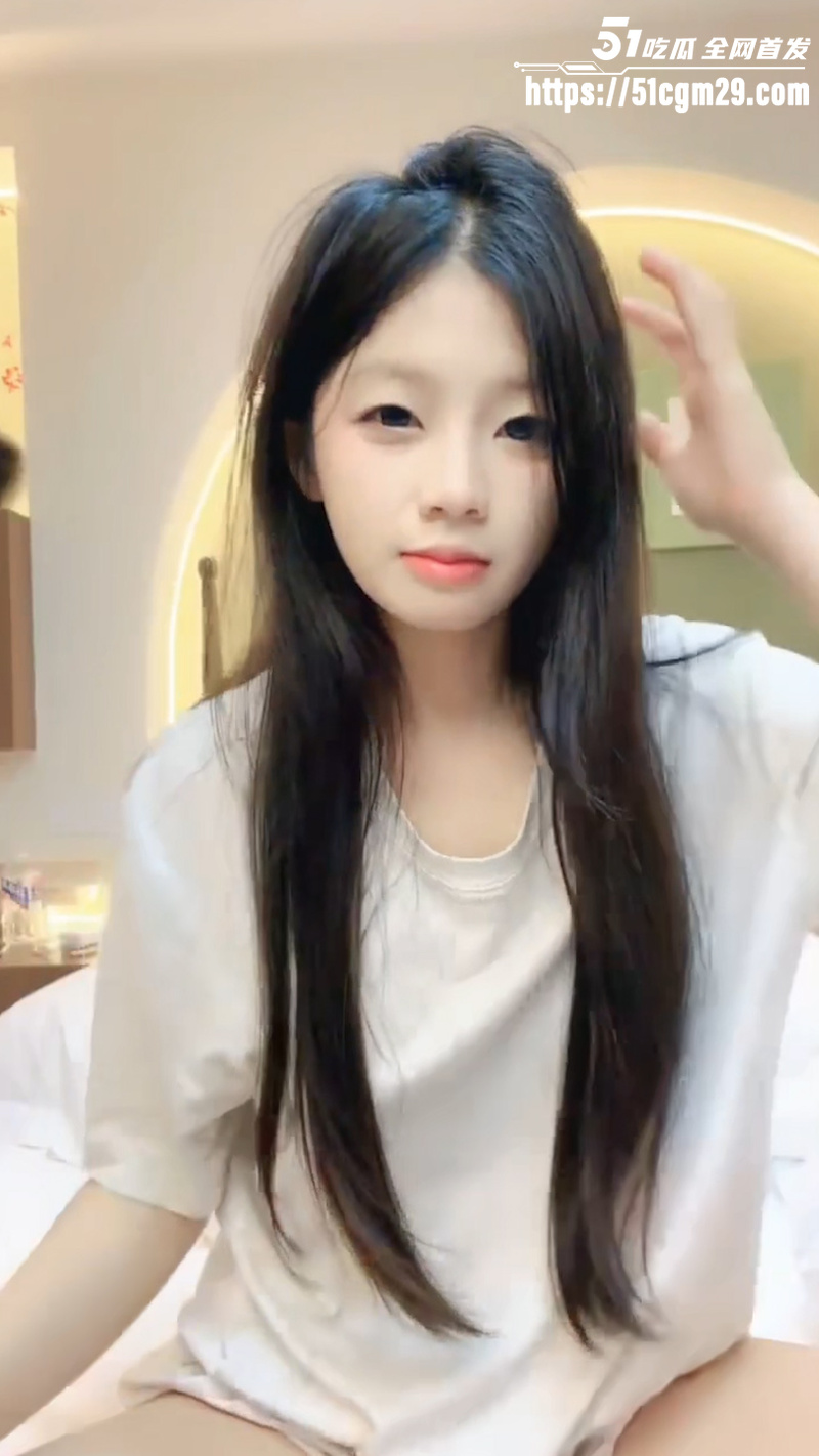 温南精神小妹 下海首秀 酮体白嫩 大秀美乳翘臀 摸胸掰穴挑逗镜头！