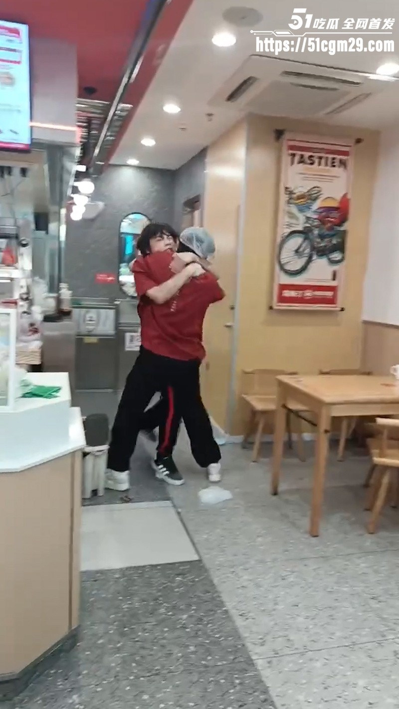 塔斯汀店内员工大乱斗  2