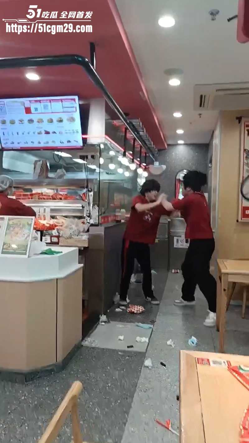 塔斯汀店内员工大乱斗  6
