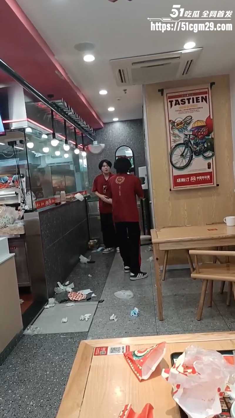 塔斯汀店内员工大乱斗  4