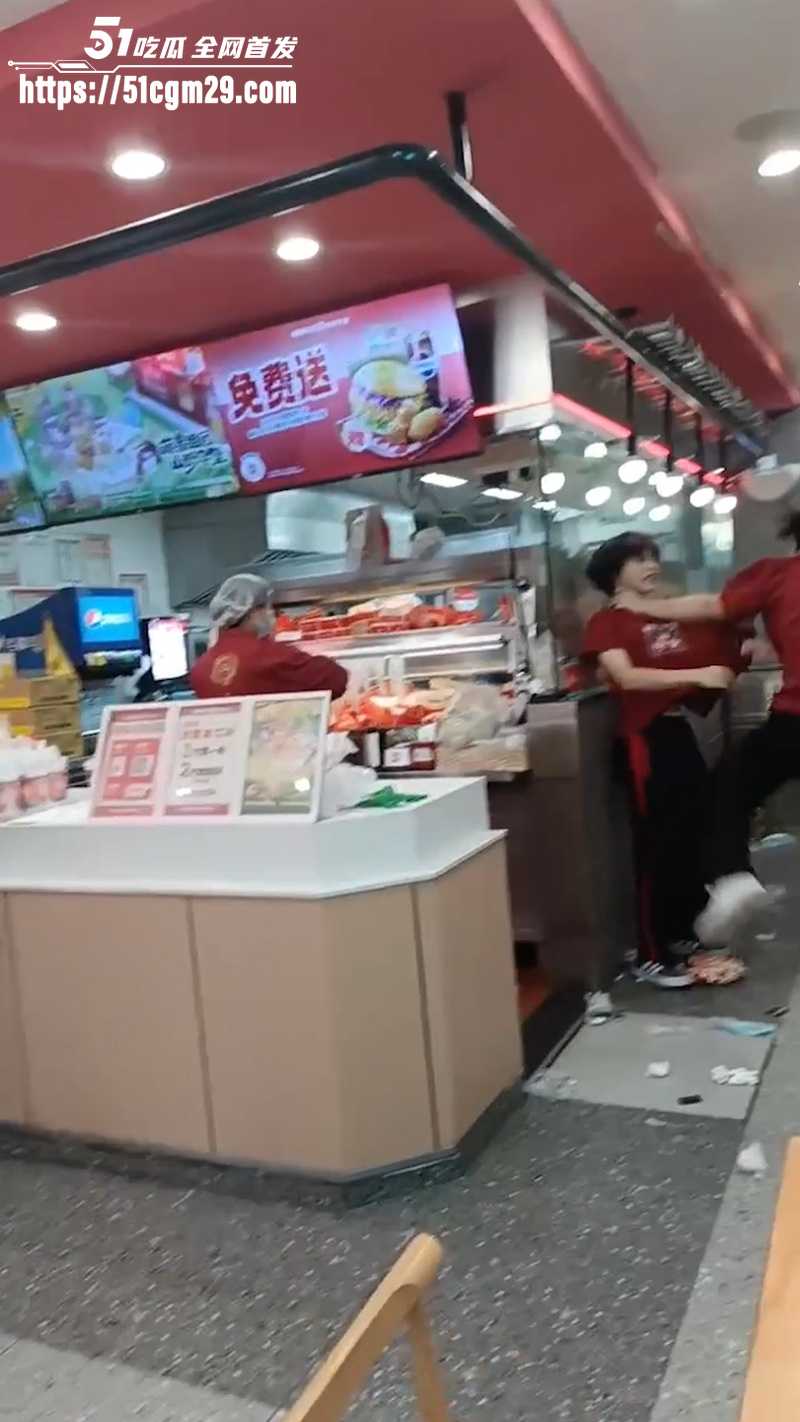塔斯汀店内员工大乱斗  5