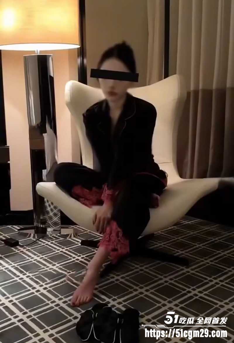 高颜值男神 ROSEWU 献出人妻3 2 拷贝