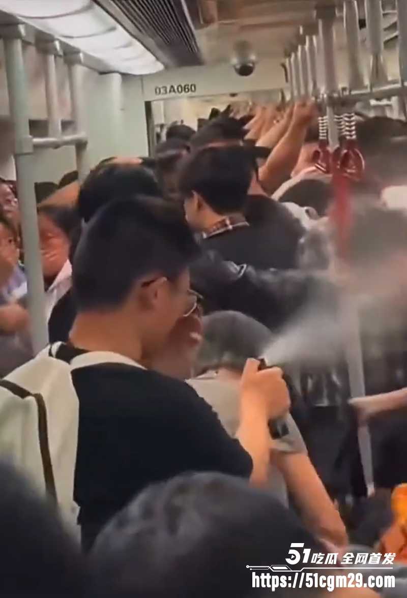 广州地铁一男子偷拍被抓报复社会 无差别攻击乘客 现场一片哀嚎