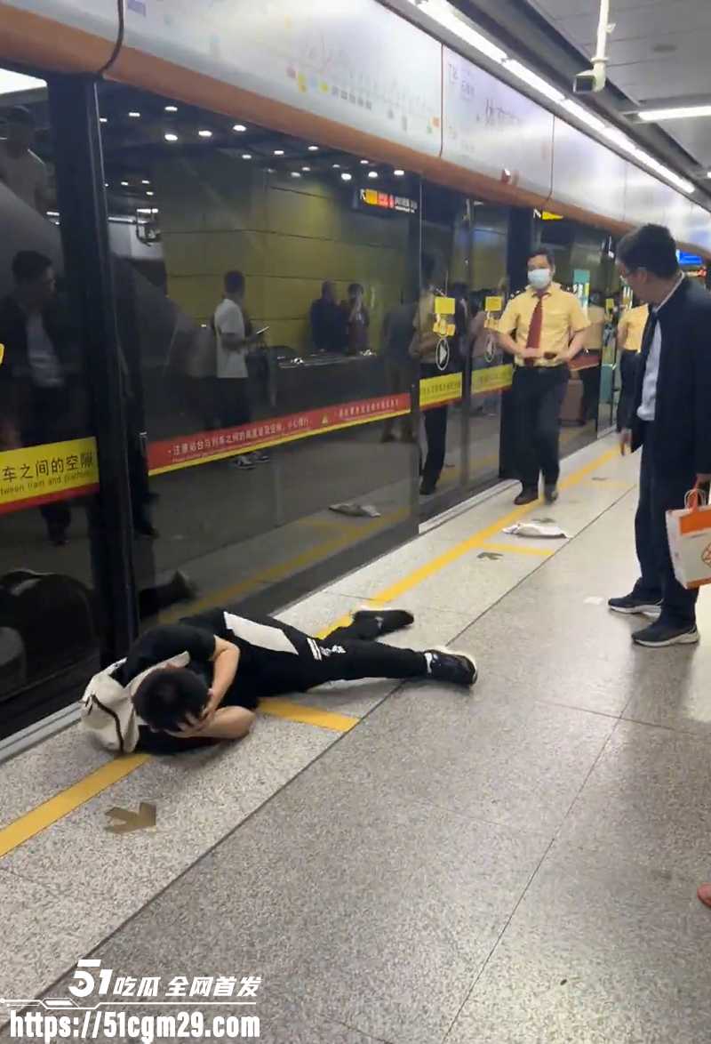 广州地铁一男子无差别辣椒水攻击乘客5拷贝