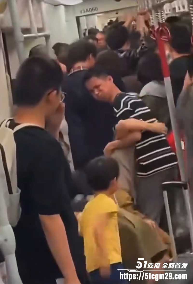 广州地铁一男子无差别辣椒水攻击乘客2拷贝