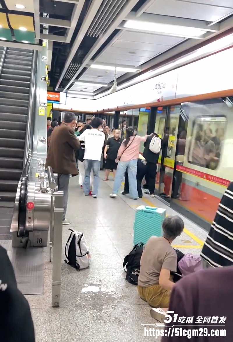 广州地铁一男子无差别辣椒水攻击乘客3拷贝