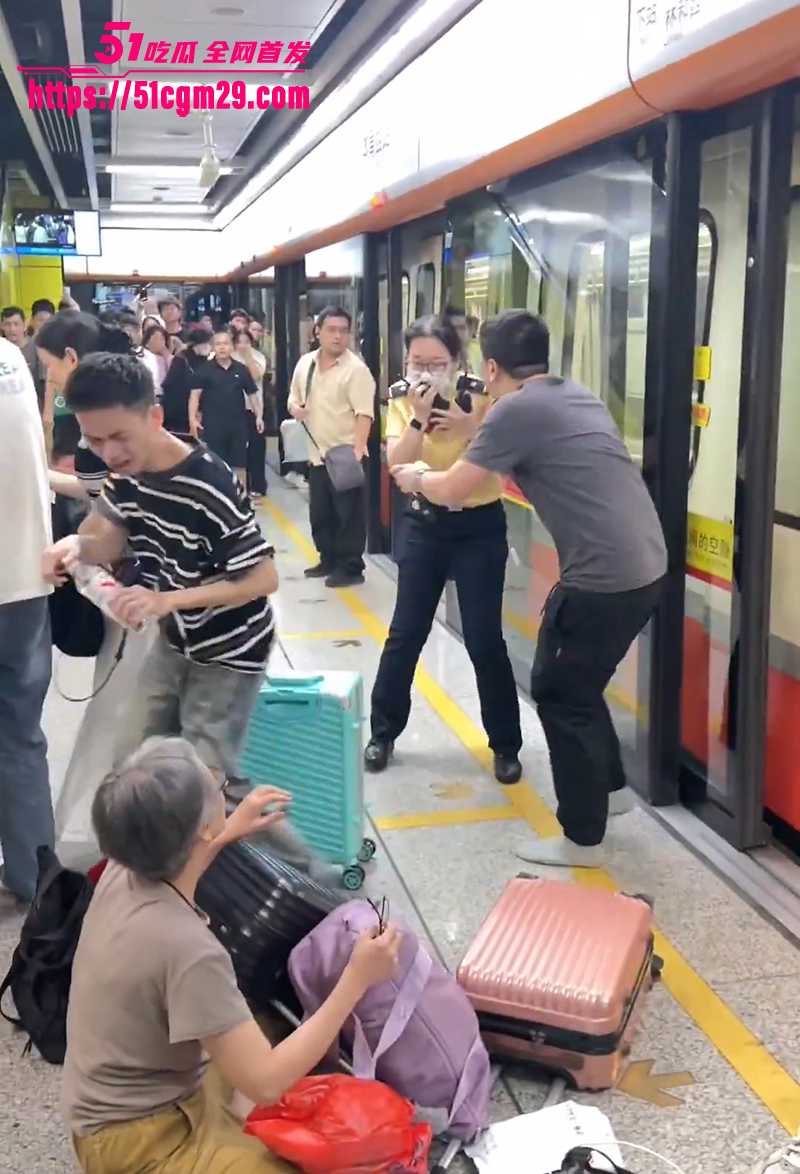 广州地铁一男子无差别辣椒水攻击乘客4拷贝