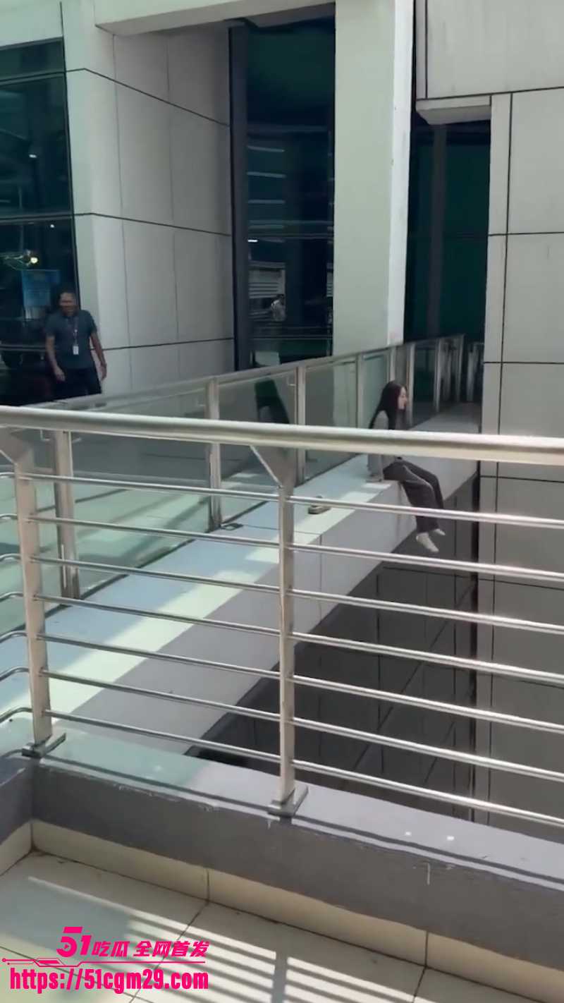 劳动节KLIA2惊魂 27岁中国女子在机场坠楼身亡 保安英雄救美反成催命鬼！