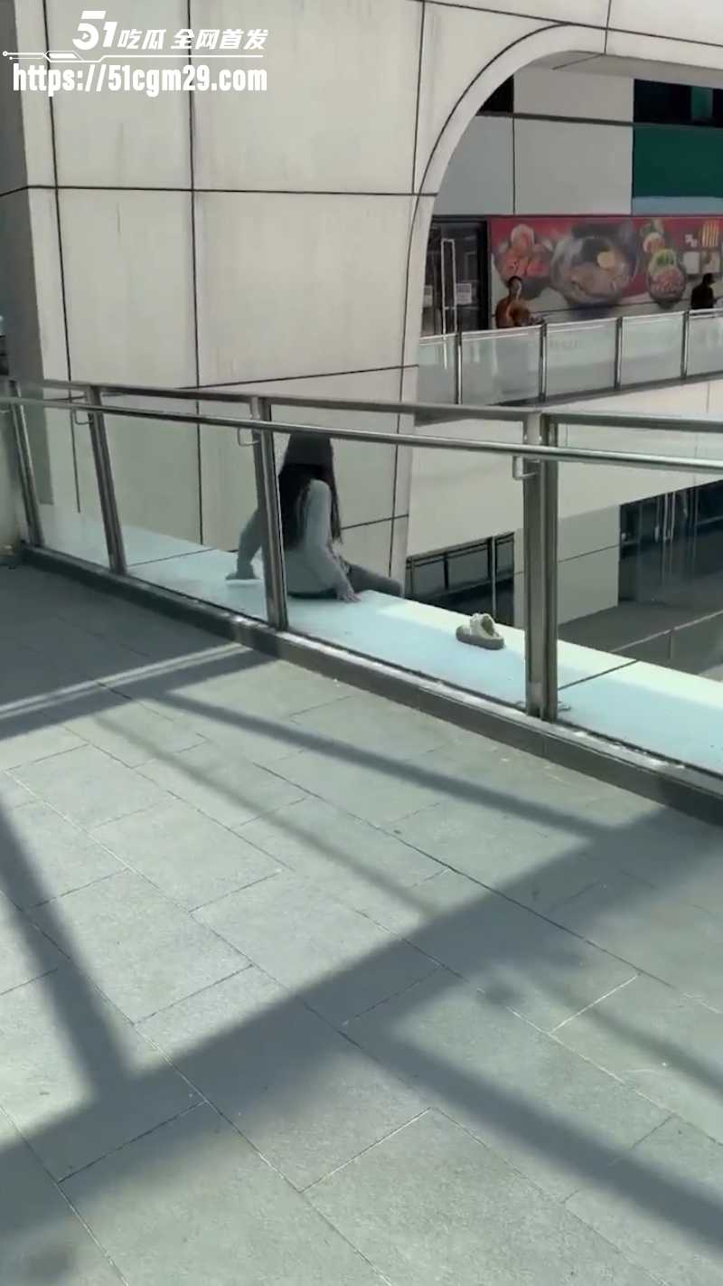 劳动节KLIA2惊魂 27岁中国女子在机场坠楼身亡 2
