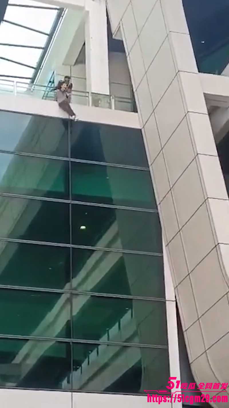 劳动节KLIA2惊魂 27岁中国女子在机场坠楼身亡 5