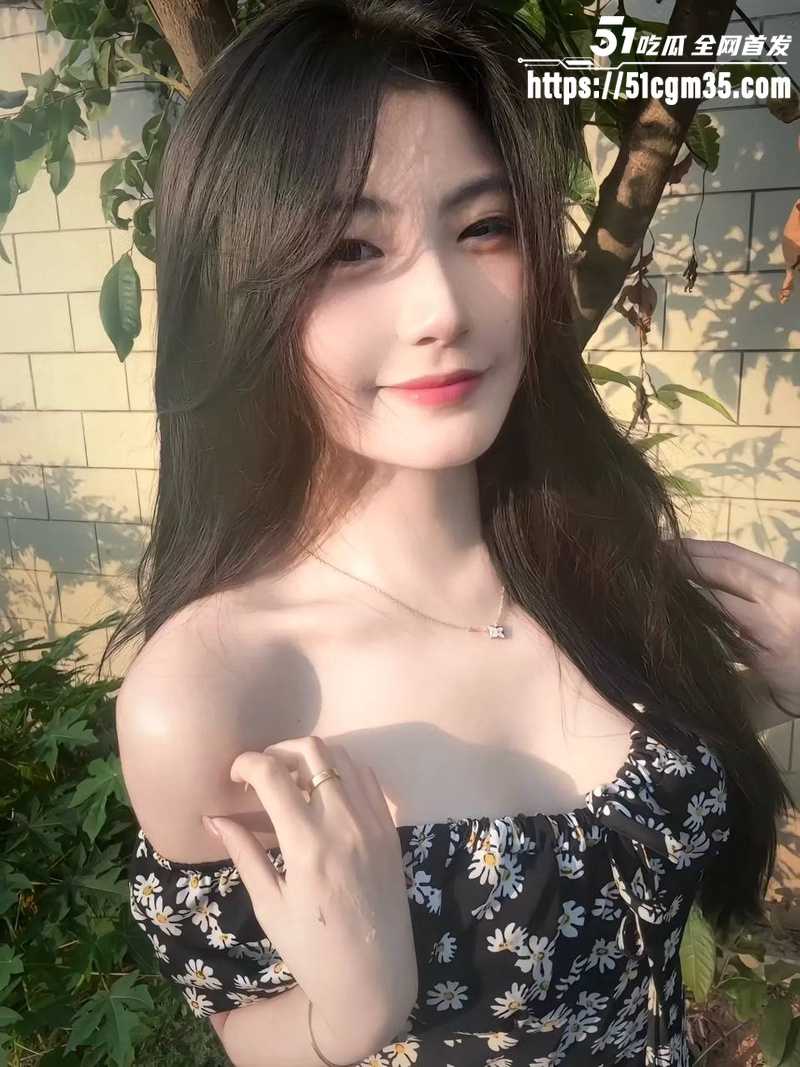 高颜值美女性爱私拍放送 约炮大屌猛男吮吸肉棒 无套抽插捂嘴发骚