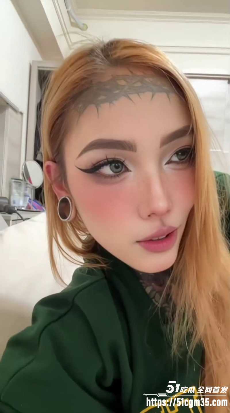 台湾网红 鱿鱼 分舌纹身阿黑颜大秀 掐脖猛操巨乳乱甩不停 表情崩溃！