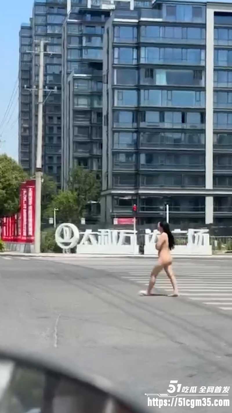 女子全裸狂奔逛街 6