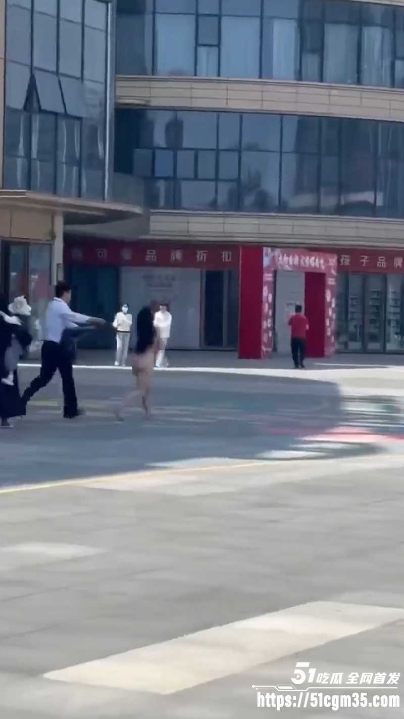 女子全裸狂奔逛街 7