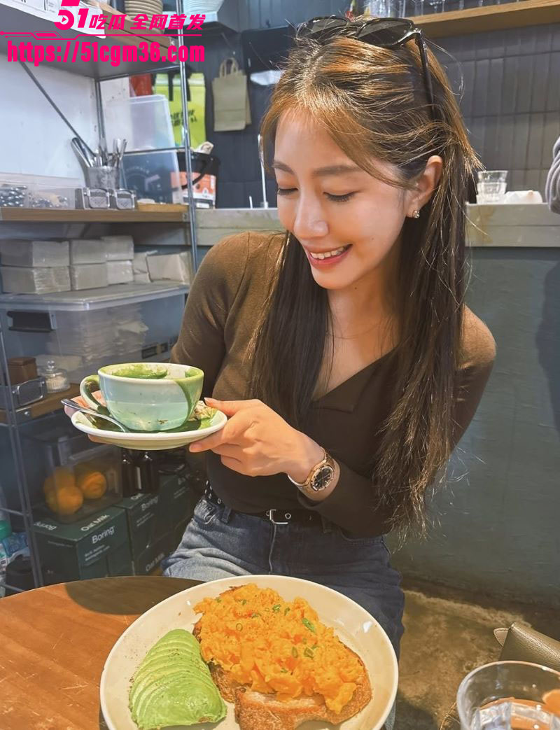 50万粉丝巨乳网红nolo露脸自拍视频 8