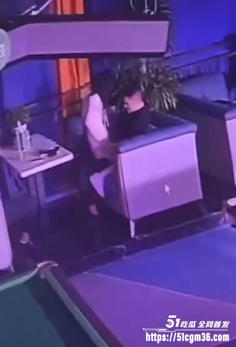 台球厅包房监控 美女助教和男顾客沙发上偷偷做爱 骑乘扭臀刺激无比
