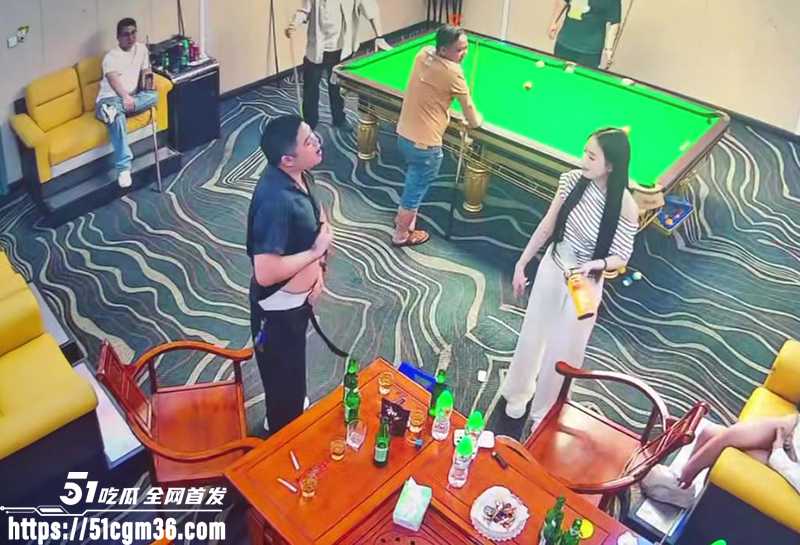 台球厅最强真实哥 妹子一句激将法 他当场脱裤亮屌 追她绕桌裸奔