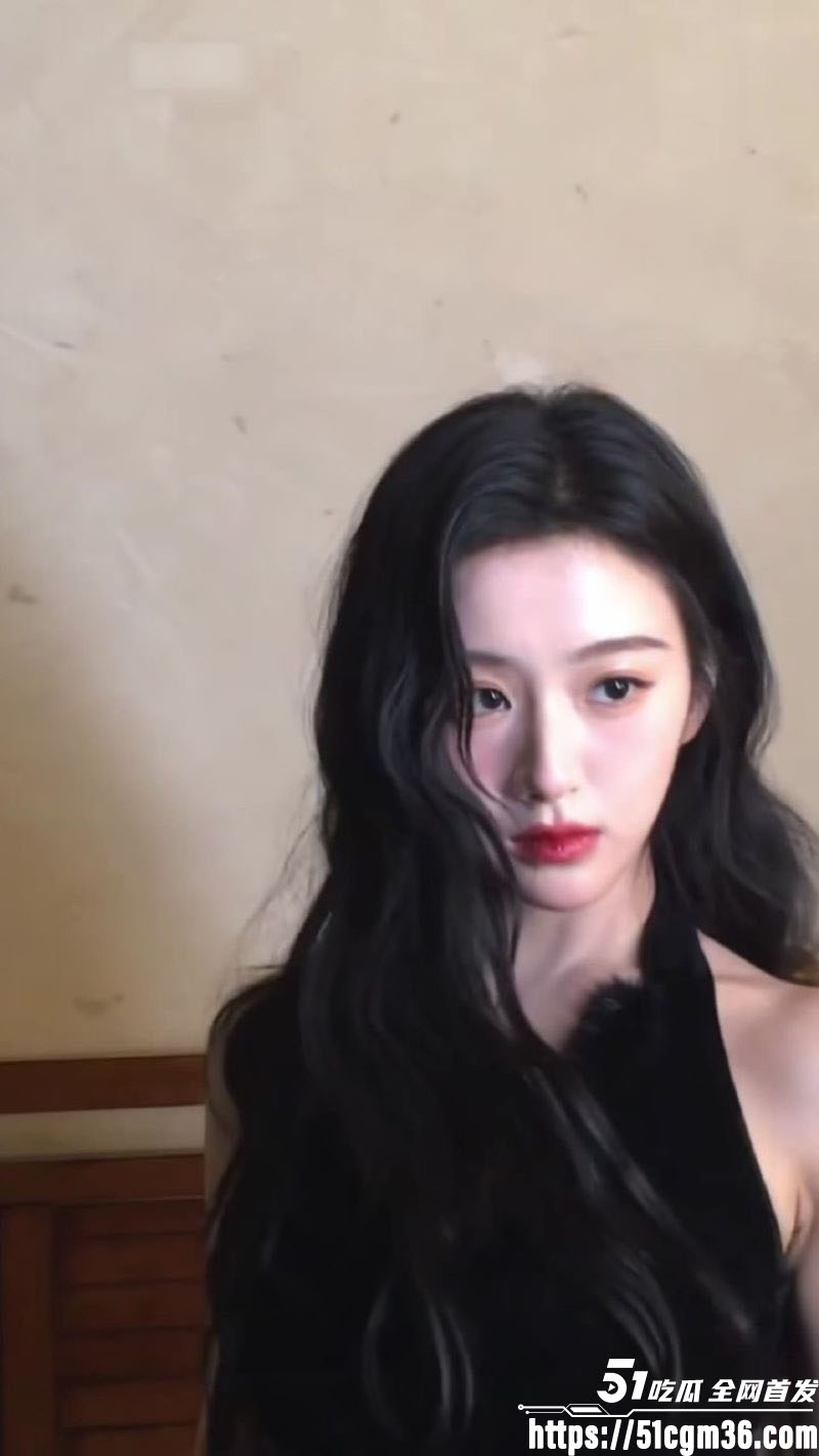 多位女神明星AI脱衣视频 腰肢扭动尽显妖娆本色 罗裙撕裂古装破碎冲击力爆棚