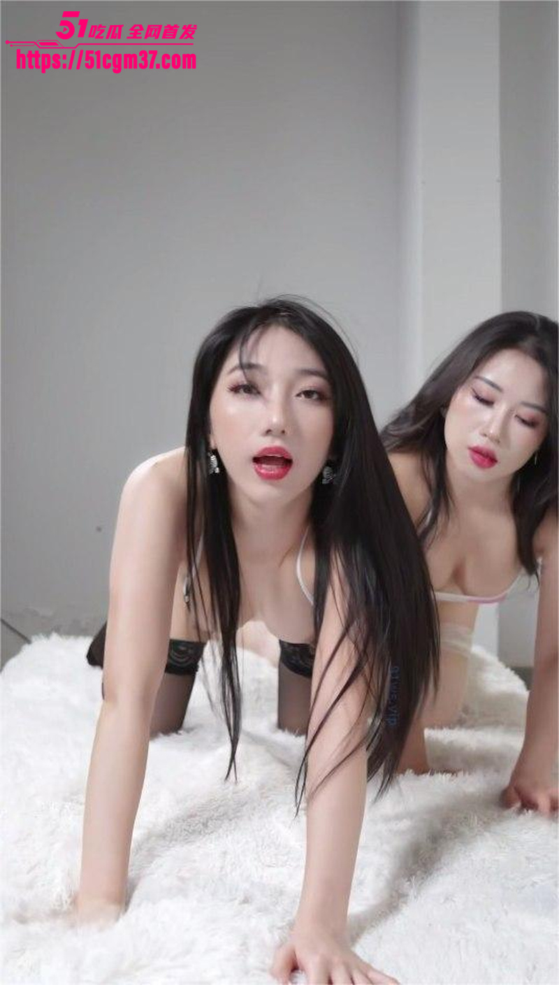 花漾舞团 小六小七 付费绝版福利 双女油亮丁字裤顶臀裸舞 跪趴白纱床上翘臀展示
