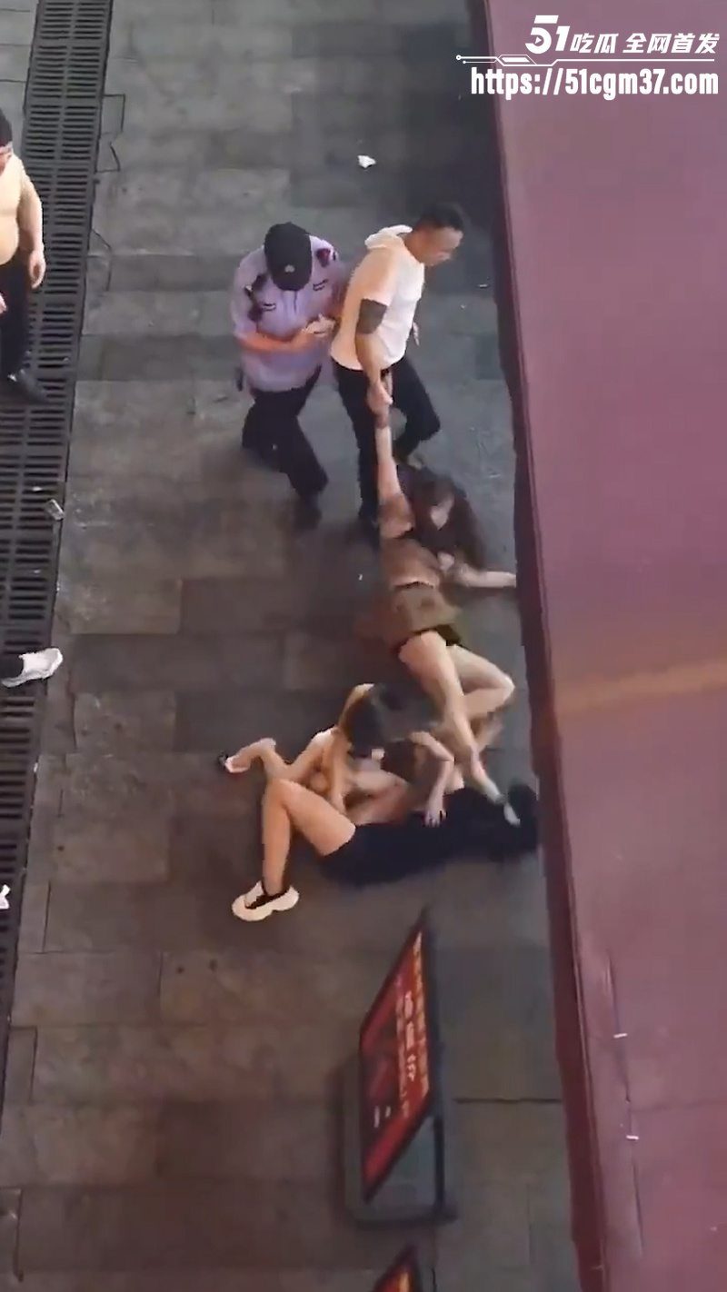 双女街头互殴 4