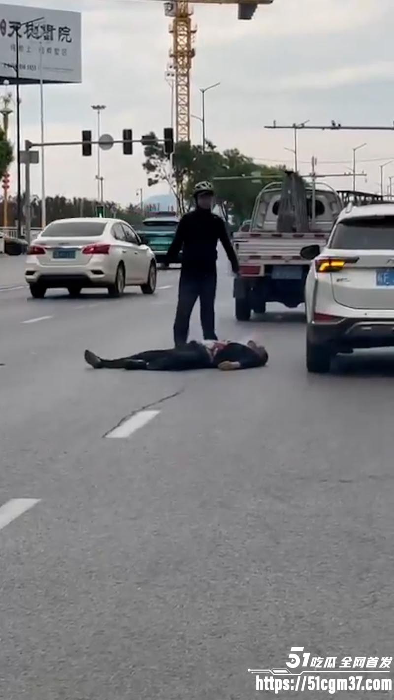 辽宁辽阳万达门口惊现血案 外卖骑手与私家车司机口角 外卖员持刀杀狂砍太残忍！