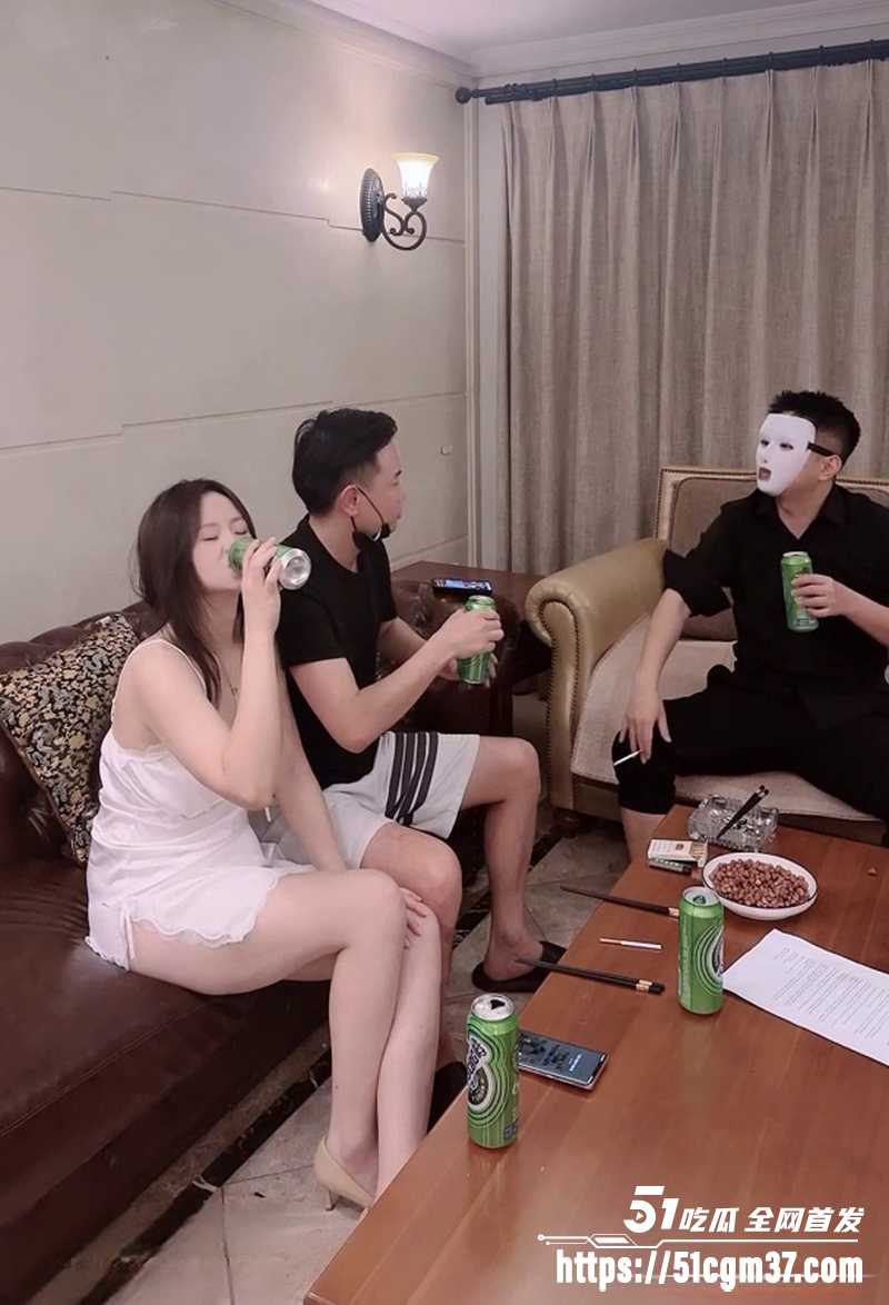 绿帽控必看神作 废柴老公晋升之路 淫妻在醉酒丈夫身旁 被领导无套干到瘫软