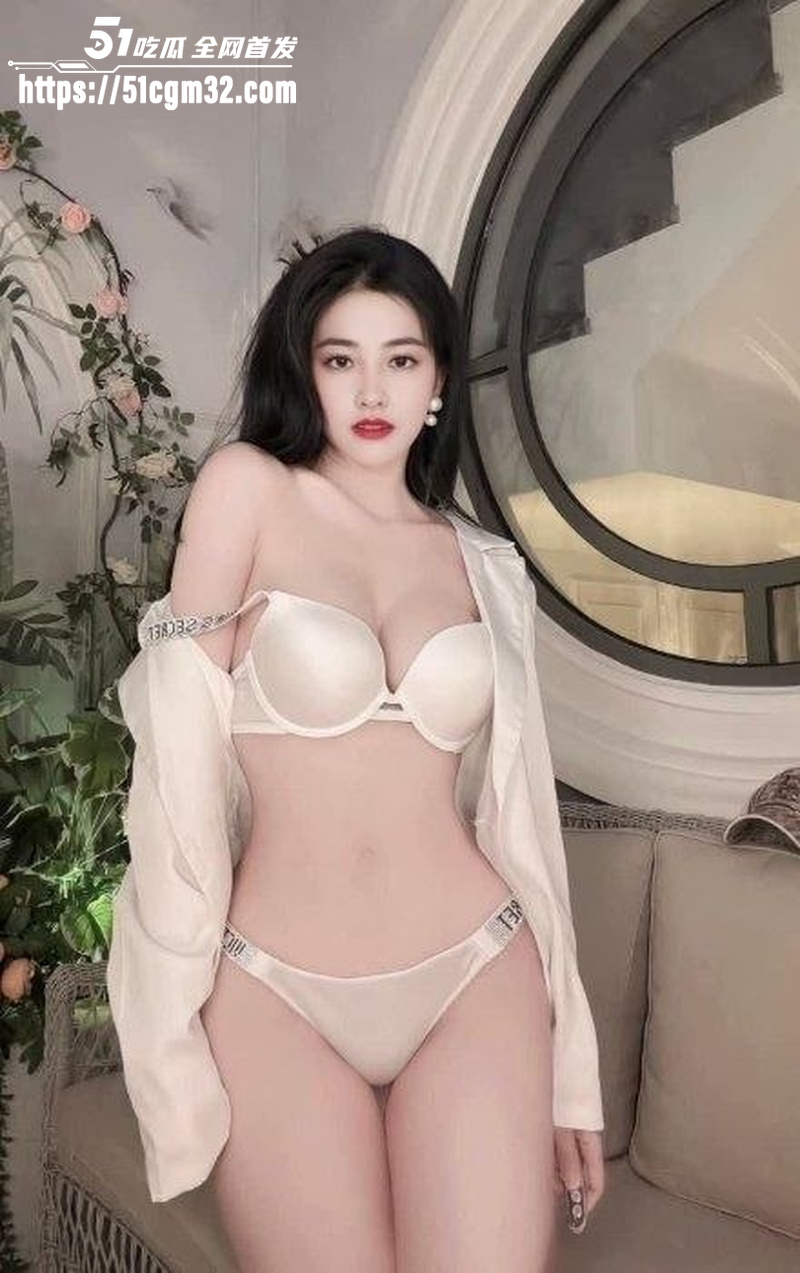 越南技商银行女职员 被副行长潜规则 骚穴遭无套暴力打桩 浪叫不断彻底沉沦！