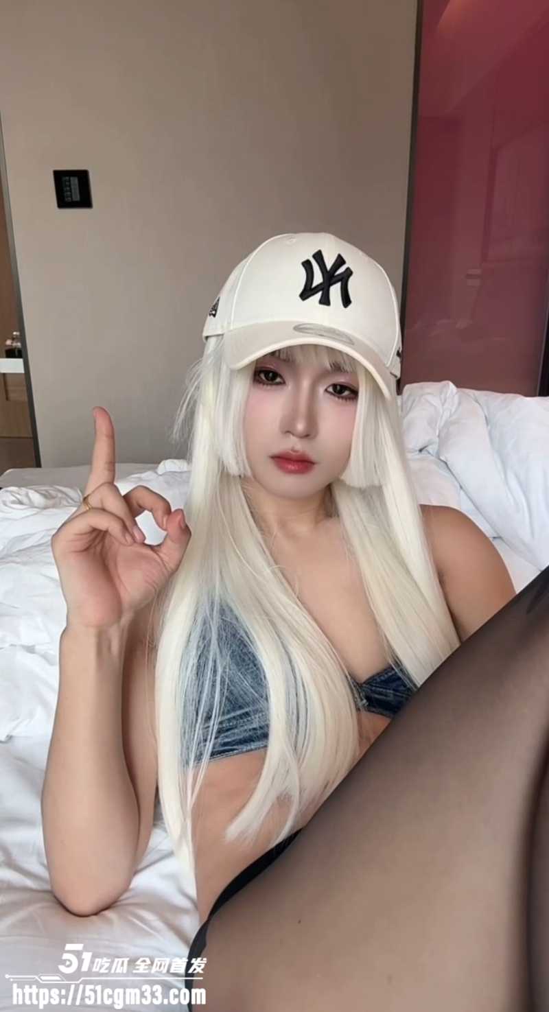 高颜值TS伪娘 榛榛 盯射自慰 火辣身材黑丝紧裹 巨屌对着镜头撸管喷精 太炸裂了