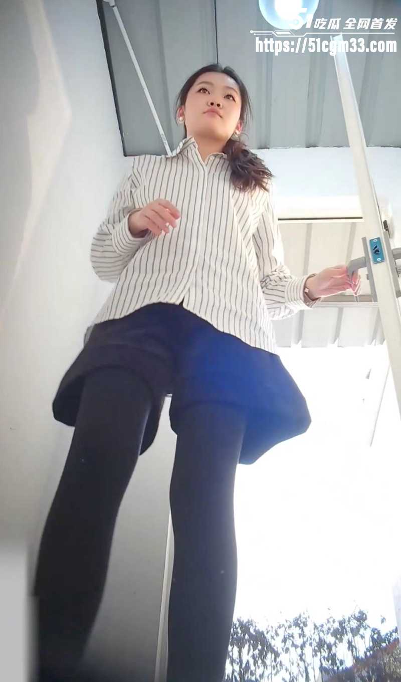 偷拍御姐少妇撅屁股放尿